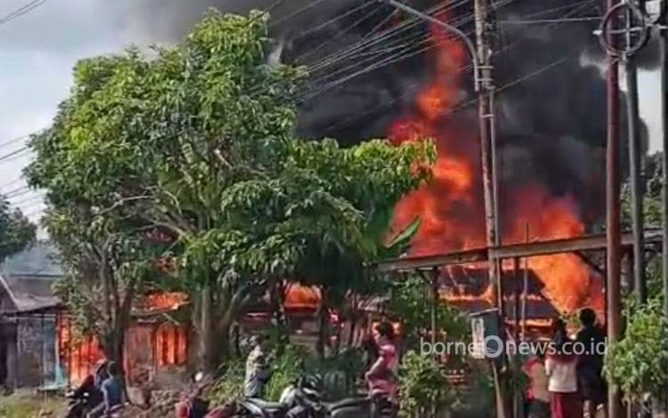 Kebakaran Melanda Liang Anggang, 3 Rumah Luluh Lantak