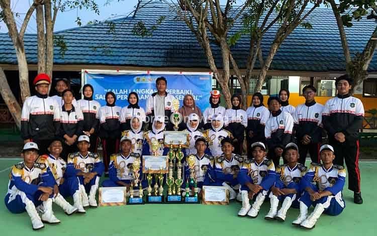 Tim Lomba Keterampilan Baris-Berbaris (LKBB) Madrasah Aliyah Negeri Kapuas dalam ajang yang digelar di SMK Negeri 1 Kapuas pada Sabtu, 14 Februari 2026. (FOTO: Rina)