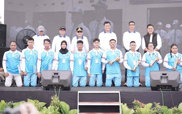 Foto bersama saat rangkaian peluncuran Whistleblowing System (WBS) sekaligus penutupan kegiatan Polisi Keamanan Sekolah (PKS). (FOTO: DISDIK KALTENG)