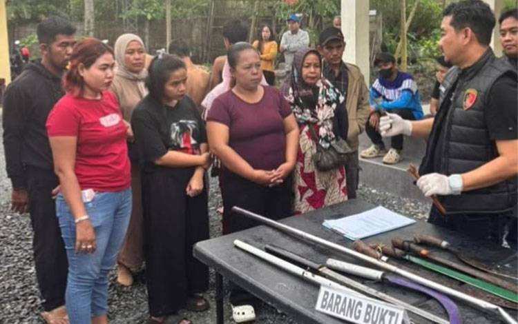 16 Remaja Hendak Bentrok Diamankan Polsek Banjarmasin Selatan: Celurit, Parang, dan Keris Disita