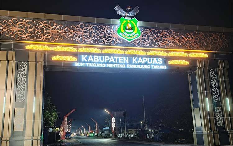 Kuala Kapuas Makin Bersinar, Gerbang Kota Tampil Elegan di Malam Hari