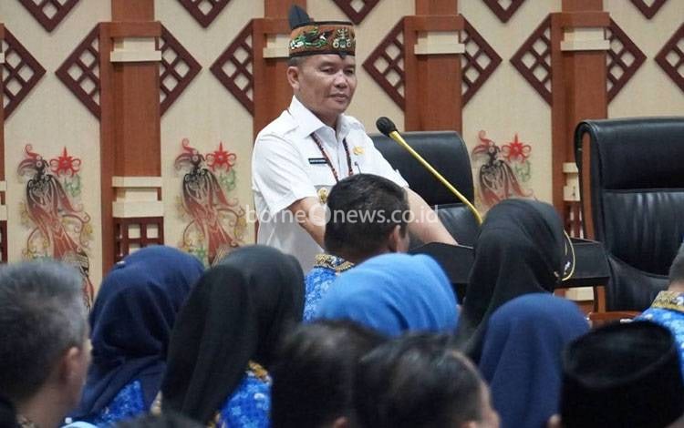 Gubernur Kalteng Agustiar Sabran saat membuka kegiatan pembinaan Pejabat Struktural/Manajerial Pemprov Kalteng, bertempat di Aula Jayang Tingang, Lantai II Kantor Gubernur, Palangka Raya. (FOTO: IST)
