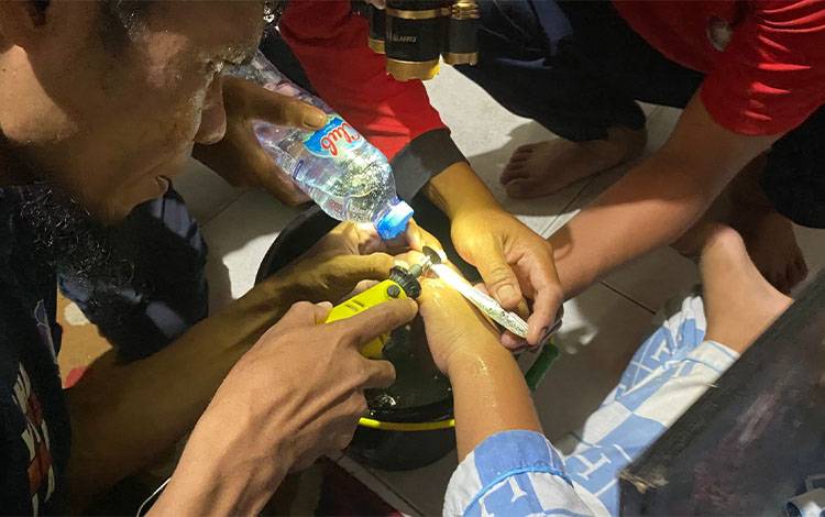 Cincin Membandel di Jari Warga, Damkar Seruyan Turun Tangan Tengah Malam