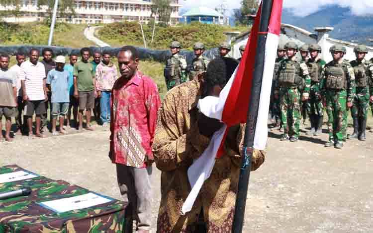 Satgas Yonif 631 Antang Dampingi Simpatisan OPM Kodap VIII Intan Jaya Ikrar Setia kepada NKRI
