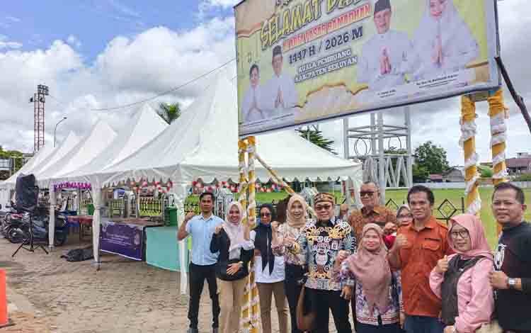Kepala Dinas Koperasi UKM Perindustrian dan Perdagangan Kabupaten Seruyan Adhian Noor bersama jajaran saat mengecek kesiapan akhir pembukaan Pasar Ramadan (Foto : fahrul)