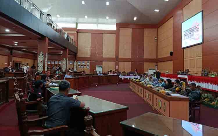 RDP DPRD Palangka Raya dengan warga Jalan Hiu Putih terkait permasalahan tanah (FOTO: MARINI)