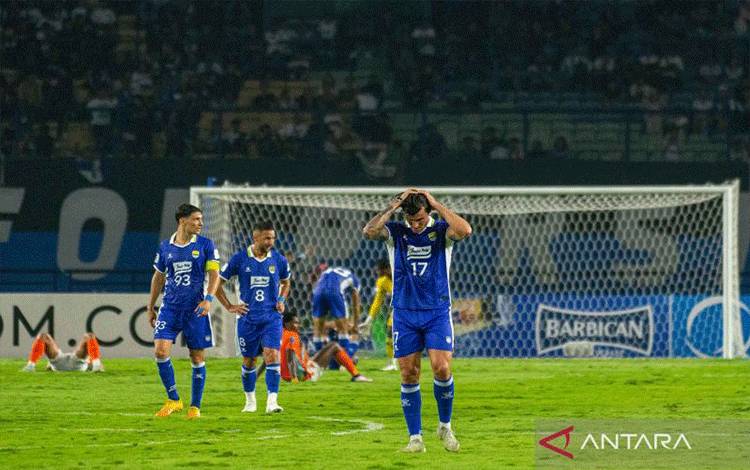 Pesepak bola Persib Bandung Sergio Castel (kanan) berjalan sambil memegang kepalanya usai pertandingan melawan tim Ratchaburi FC pada laga 16 besar AFC Champions League (ACL) Two di Stadion Gelora Bandung Lautan Api (GBLA), Bandung, Jawa Barat, Rabu (18/2/2026). Persib mengalahkan tamunya Ratchaburi FC dengan skor akhir 1-0 namun gagal melangkah ke babak delapan besar karena secara agregat kalah 1-3. ANTARA FOTO/Novrian Arbi/YU