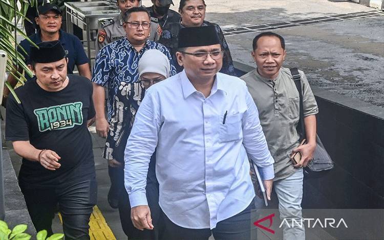 Arsi foto - Tersangka kasus dugaan korupsi kuota haji dan penyelenggaraan ibadah haji Yaqut Cholil Qoumas (tengah) tiba di Gedung Merah Putih KPK, Jakarta, Jumat (30/1/2026). KPK memeriksa Menteri Agama Yaqut Cholil Qoumas periode 2020-2024 sebagai saksi terkait kerugian keuangan negara pada kasus korupsi kuota haji tahun 2023-2024 dan pemeriksaan dilakukan oleh auditor BPK. ANTARA FOTO/Fakhri Hermansyah/foc/pri. (ANTARA FOTO/FAKHRI HERMANSYAH)