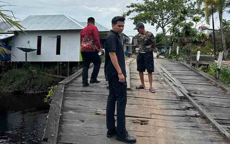 Anggota DPRD Kotawaringin Timur Muhammad Ramadhana Rahman saat meninjau jembatan Telaga Baru-Pelangsian. (FOTO: IST)