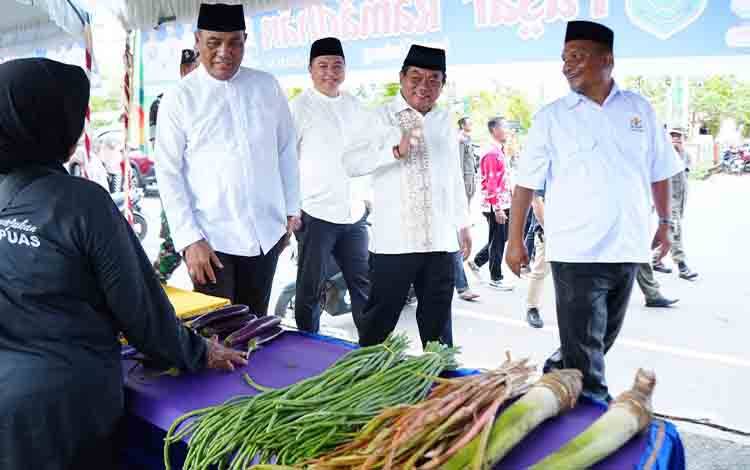 Bupati Kapuas, M. Wiyatno beserta jajaran saat meninjau Pasar Ramadan Pemkab Kapuas 2026 di Stadion Panunjung Tarung, Kamis, 19 Februari 2026. (FOTO: Diskominfo Kps)