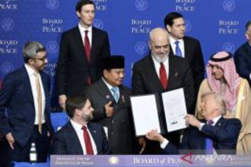 Presiden Prabowo Subianto (keempat kiri) berbincang dengan Presiden Amerika Serikat Donald Trump (ketiga kanan) saat KTT Dewan Perdamaian (BoP) di Donald J. Trump US Institute of Peace, Washington DC, Amerika Serikat, Kamis (19/2/2026). /ANTARA FOTO/HO-Setpres/hma/wpa.