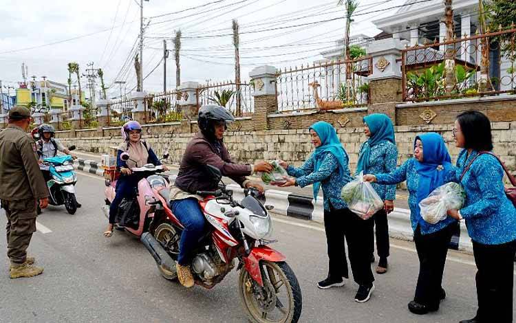Jumat Berkah di Muara Teweh, TP PKK Barito Utara Tebar Kepedulian Lewat Pembagian Paket Sayur dan Telur