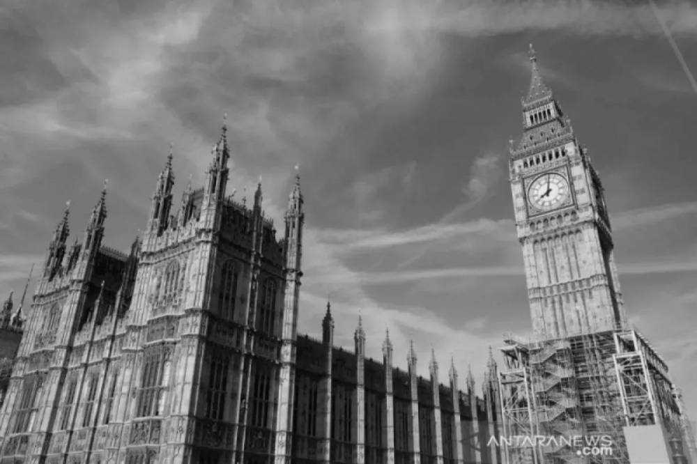 Menara Elizabeth yang memiliki Jam Besar dan lonceng Big Ben terlihat di atas gedung parlemen di London tengah, Inggris, 2017. (ANTARA/Reuters/as)
