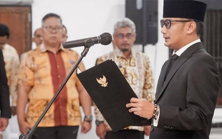 Wali Kota Palangka Raya, Fairid Naparin saat melantik 35 pejabat eselon. (FOTO: HUMAS)