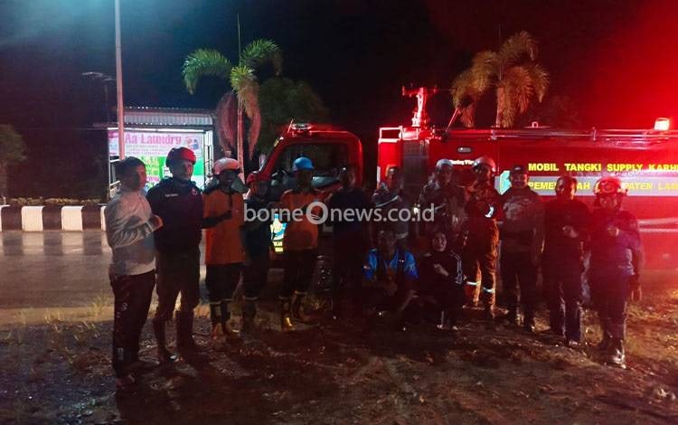 Petugas gabungan usai memadamkan api di lokasi kebakaran di sebuah mebel,?di Jalan M. Yusuf, RT.10, Nanga Bulik, Jumat malam, 20 Februari 2026. (FOTO : HUMAS DAMKAR)