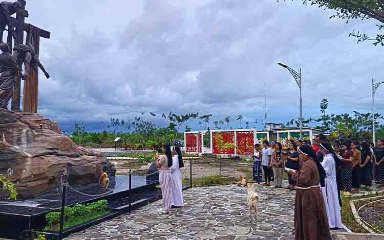 Puluhan Umat Katolik Ikuti Jalan Salib di Catholic Center Selama Masa Pra Paskah