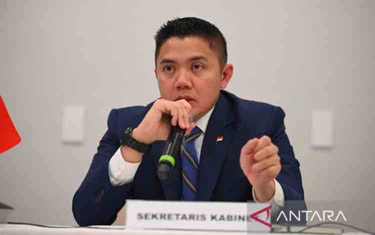 Sekretaris Kabinet Teddy Indra Wijaya memberikan pernyataan pers di Hotel Four Seasons, Washington DC, Amerika Serikat, Jumat (20/2/2026). ANTARA/Hafidz Mubarak