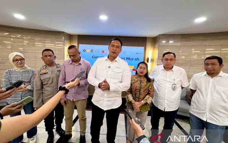 Direktur Utama Perum Bulog Ahmad Rizal Ramdhani (tengah), didampingi Kepala Dinas PPKUKM Provinsi DKI Jakarta Elisabeth Ratu Rante Allo (ketiga kanan), Direktur Utama Perumda Pasar Jaya Agus Himawan Widiyanto (kedua kanan), Direktur Pemasaran Febby Novita (kiri) dan pejabat lainnya usai Rapat Koordinasi Pengendalian Harga Sembako selama Ramadhan hingga jelang Idul Fitri 1447 Hijriah/2026 Masehi di Jakarta, Sabtu (21/2/2026). ANTARA/Harianto