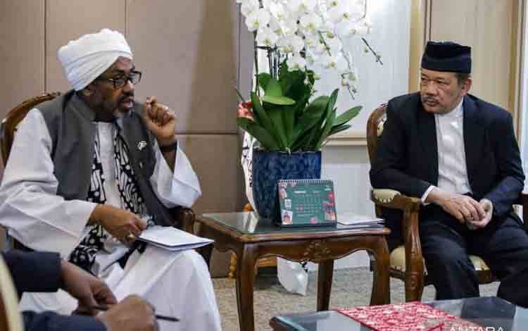 Ketua Badan Amil Zakat Nasional (Baznas) RI Noor Achmad (kanan) bersama Duta Besar Sudan untuk Indonesia, H.E. Dr. Yassir Mohamed Ali Mohamed (kiri) dalam pertemuan di Kantor Baznas Pusat di Jakarta, Jumat (20/2/2026). ANTARA/HO-Baznas RI
