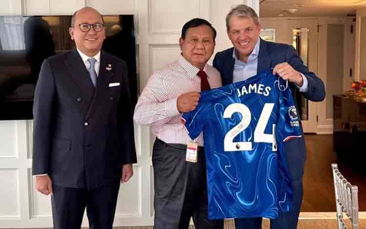 Prabowo Terima Jersey Chelsea Bertanda Tangan Reece James dari Boehly
