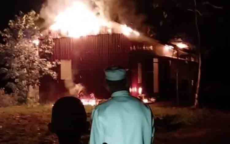Bangunan Terbakar di Teluk Raung Banyu Irang, Damkar dan BPK Bergerak Cepat