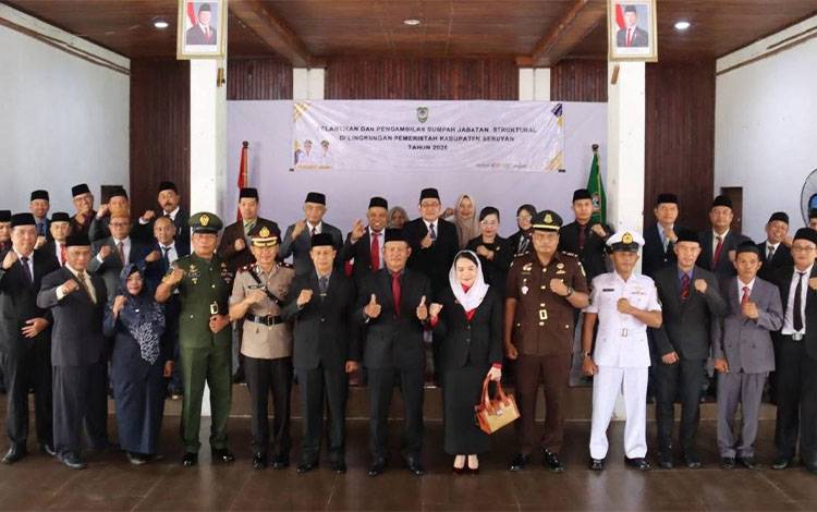 Bupati Seruyan Ahmad Selanorwanda foto bersama usai melantik 6 Pejabat Eselon III di Lingkungan Pemerintah Kabupaten Seruyan (Foto : ?Ist)