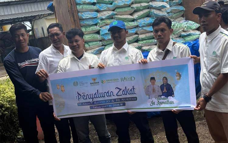 Zakat H Abdul Rasyid-Hj Nuriyah Jangkau 11 Desa dan Sejumlah Instansi di Kapuas, Penerima Sampaikan Rasa Syukur