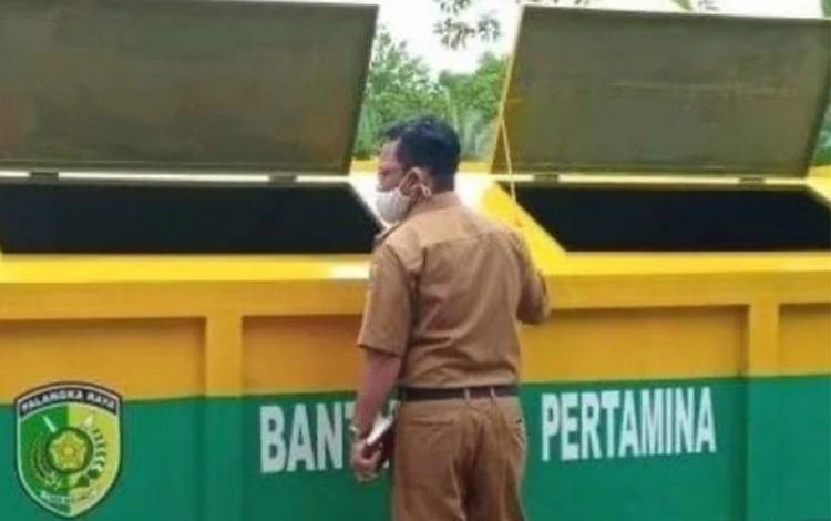 Staf DLH saat mengecek bak sampah milik DLH Palangka Raya (Foto : IST)
