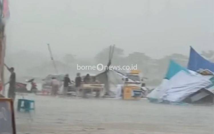 Angin Kencang Hantam Pasar Ramadan di Kawasan Jembatan Barito, Lapak Pedagang Porak-poranda