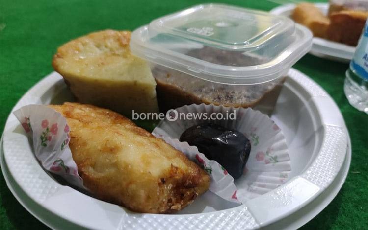 Takjil Ramadan. Keberadaan pasar Ramadan dinilai dapat memberikan dampak Multiplier Effect terhadap sektor ekonomi. (FOTO: HERMAWAN)