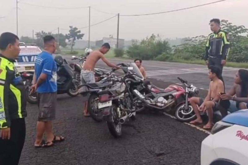 Aksi Balap Liar Dibubarkan Polisi, Remaja Kocar-kacir di Tengah Malam