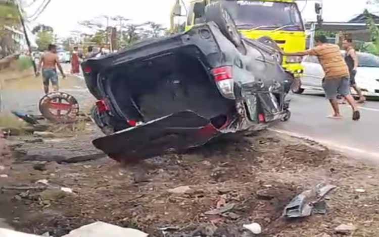 Mobil Rusak Usai Terbalik di Hampatung, Tiga Penumpang Selamat