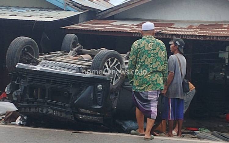 Mobil Terbalik di Jalan Trans Kalimantan Hampatung, Tiga Orang Satu Keluarga Jadi Korban
