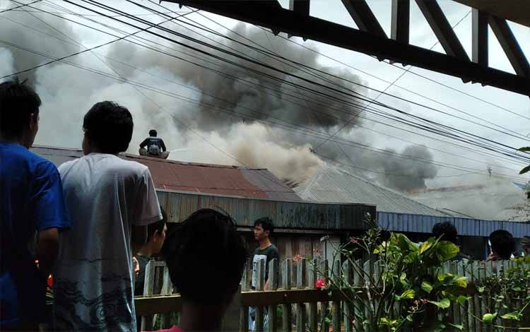 Kawasan Padat Penduduk di Pemurus Dalam Banjarmasin Dilanda Kebakaran