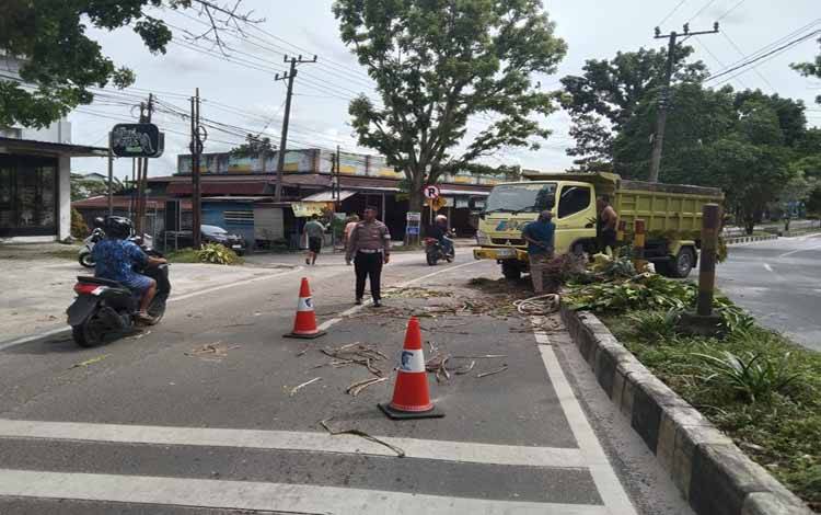 Hilang Kendali, Truk Tabrak Pulau Jalan di Pangkalan Bun