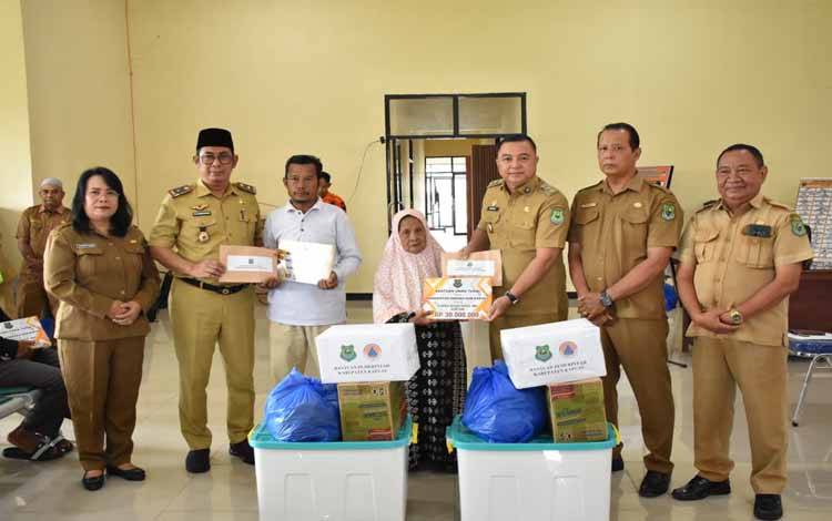Penyerahan bantuan kepada korban musibah di Kantor BPBD Kapuas, Senin, 23 Februari 2026