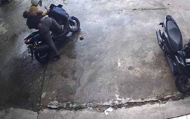 Aksi Tarik-Menarik Motor di Jalan Pramuka Banjarmasin Terekam CCTV, Maling Berhasil Kabur