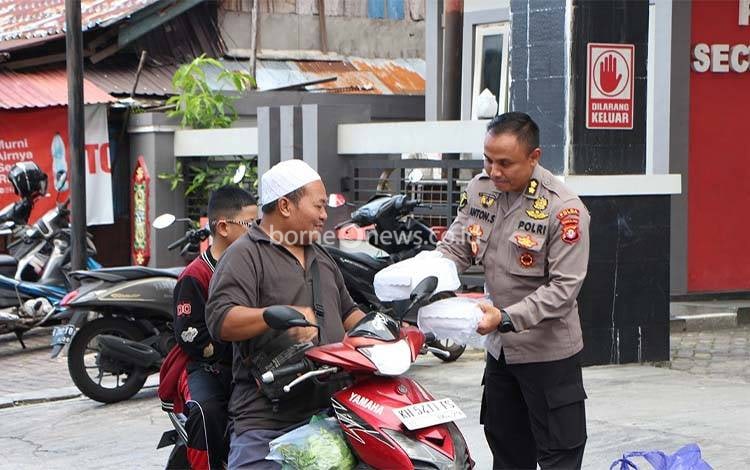 RS Bhayangkara Palangka Raya Gelar Aksi Berbagi Takjil