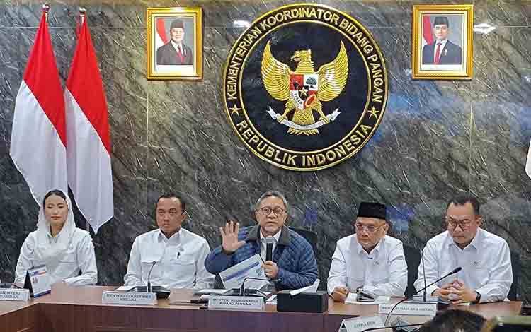 Menteri Koordinator Bidang Pangan Zulkifli Hasan (Zulhas) (tengah) memberikan keterangan kepada pers usai rapat koordinasi terbatas lintas kementerian di Jakarta, Senin (23/2/2026). (ANTARA/Aria Ananda)