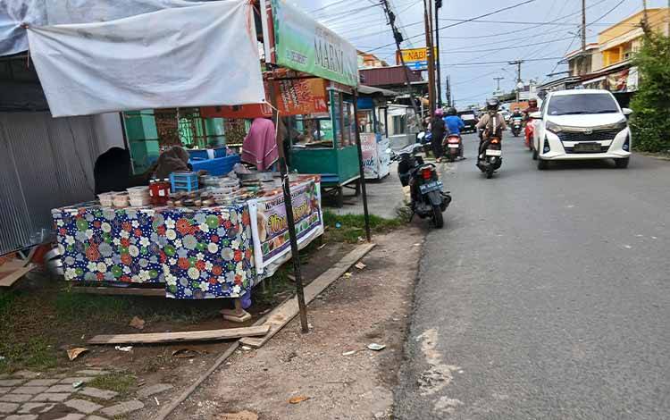 Menjelang Berbuka, Jalan Teratai-Barito Jadi Magnet Kuliner Ramadan di Kuala Kapuas