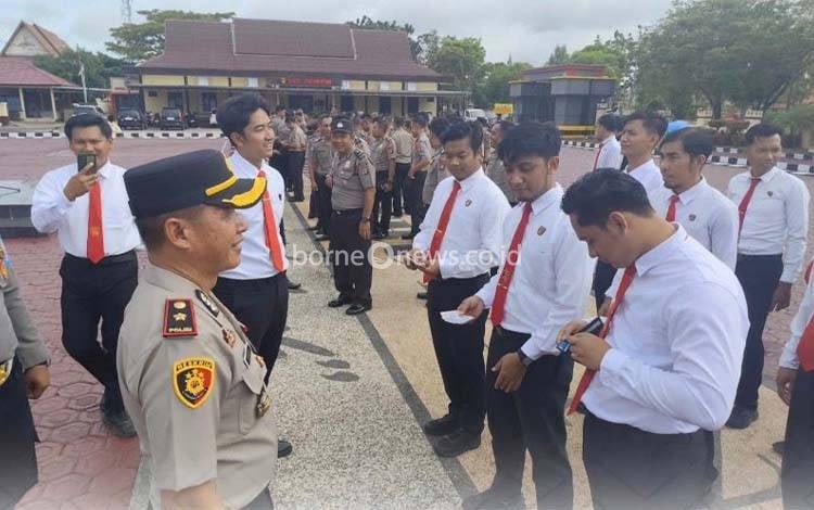 Wakapolres Kompol Hendry menggelar pemeriksaan mendadak terhadap kerapian dan kelengkapan identitas personel Polres Seruyan. (Foto : Ist)