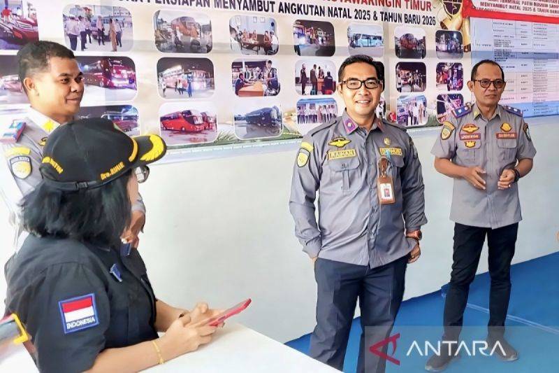 Arsip - Kadishub Kotim Raihansyah di Posko Terpadu Terminal Patih Rumbih saat pengamanan Natal 2025 dan Tahun Baru 2026. ANTARA/Norjani