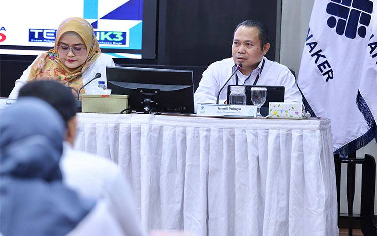 Direktur Jenderal Pembinaan Pengawasan Ketenagakerjaan dan Keselamatan dan Kesehatan Kerja (Dirjen Binwasnaker dan K3) Kemnaker, Ismail Pakaya (kanan).