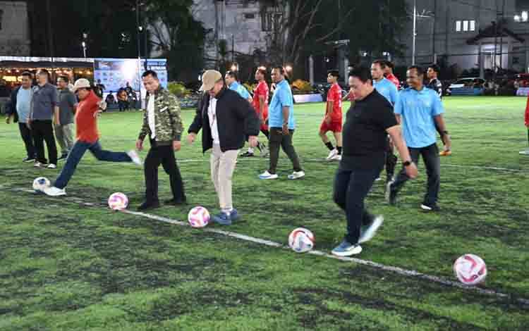Gubernur Kalimantan Tengah (Kalteng) Agustiar Sabran bersama Wakil Gubernur Kalimantan Tengah (Kalteng), Edy Pratowo dan Forkopimda Kalteng saat memulai Gubernur Ramadan Cup Kalteng Berkah Turnamen Mini Soccer All Star. (FOTO: BIRO ADPIM SETDA KALTENG)
