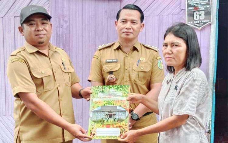 Pemko Palangka Raya Serahkan Bantuan Rp 10 Juta untuk Pembangunan Jembatan Darurat Akibat Abrasi