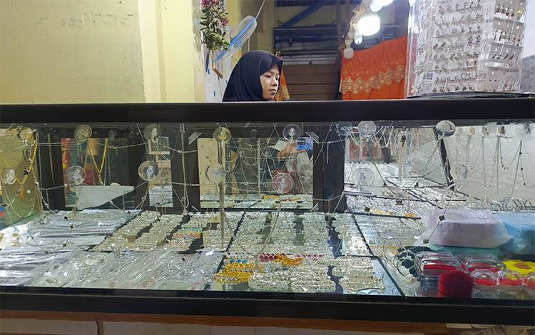 Harga Perak Melonjak Tiga Puluh Persen Capai Rp100 Ribu Per Gram