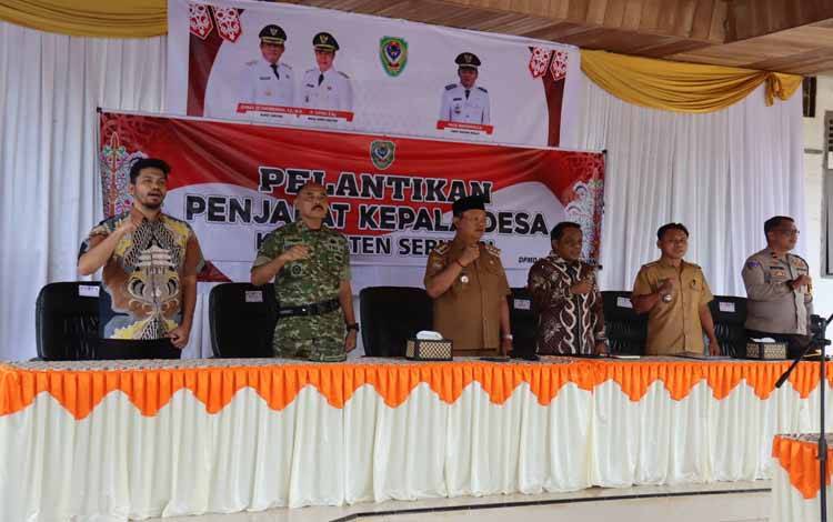 Bupati Seruyan Ahmad Selanorwanda bersama Forkopimda saat pelantikan Pj Kepala Desa (Foto : Ist)
