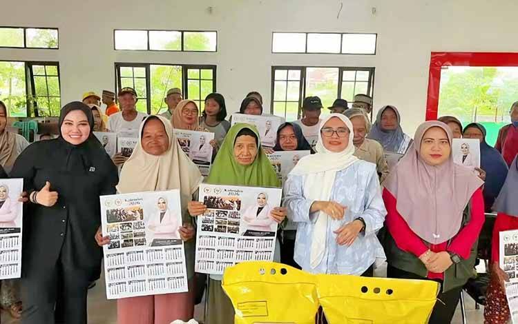 Anggota DPD RI Siti Aseanti Silaturahmi ke Warga Palangka Raya, Serap Aspirasi dan Bagi Bantuan Sembako
