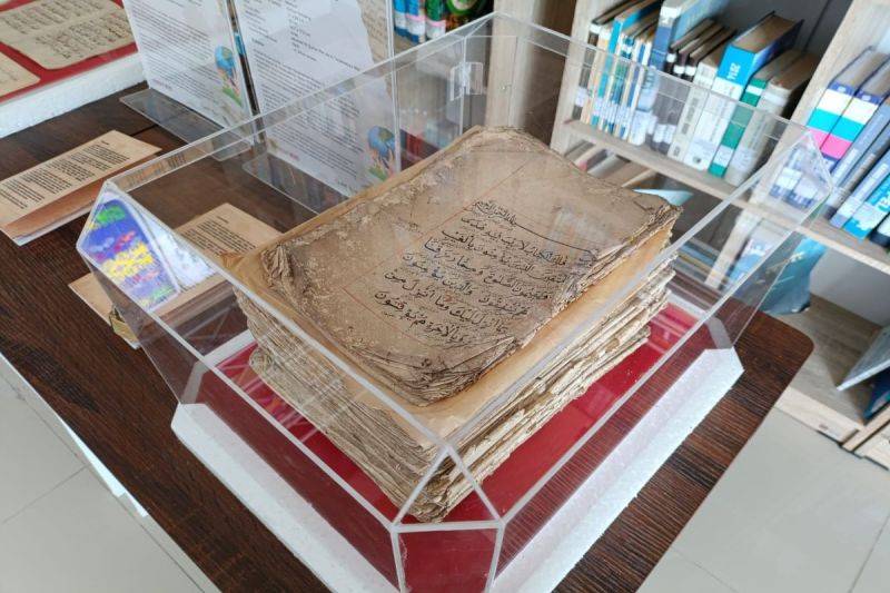 Naskah kuno Al Quran per juz dan terjemahannya berusia 156 tahun atau ditulis tahun 1870 silam dipamerkan di Perpustakaan Daerah Barito Utara di Muara Teweh, Selasa (24/2/2026). ANTARA/HO-Dinas Kearsipan dan Perpustakaan Barito Utara