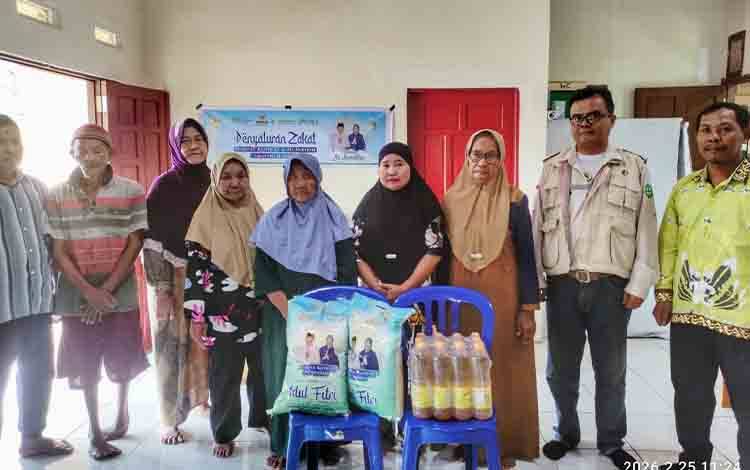 Kepala Desa Kantan Dalam Minar, beserta warga menerima penyaluran zakat dari H Abdul Rasyid, Rabu, 25 Febuari 2026. (FOTO: tim CSR PT MKM)